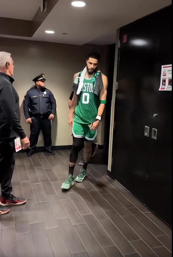 关于塔图姆重返赛场，重要助攻首场状态出色，篮网观众沸腾！的信息